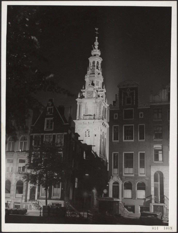 Hedenavond heeft in Amsterdam de feestverlichting gebrand, zodat men nu reeds en, Bestanddeelnr 014-1089