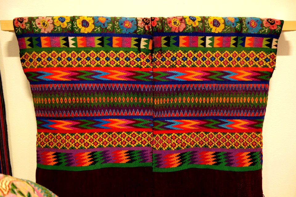Headcloth, su't, Kaqchikel Maya, San Antonio Aguas Calientes, mid 20th century, cotton - Textile Museum of Canada - DSC01284