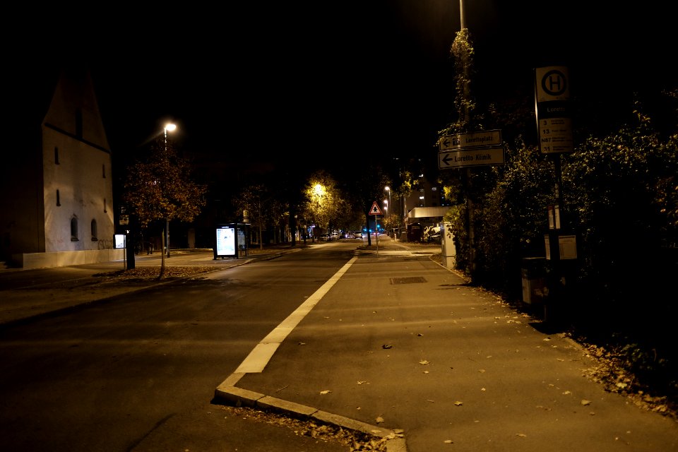 Hechinger Straße stadtauswärts bei Nacht mit Bushaltestelle Loretto (2018)
