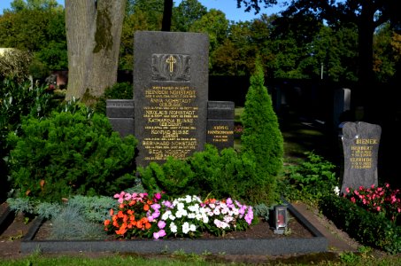 Heddernheim, Friedhof, Grab A 8-10 Nohstadt-Busse