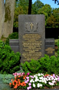 Heddernheim, Friedhof, Grab A 8-10 Nohstadt-Busse (1)