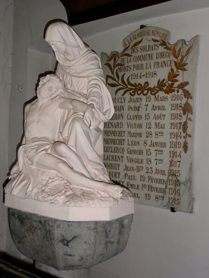 Hecq (Nord, Fr) église, pièta, mon aux morts 14-18