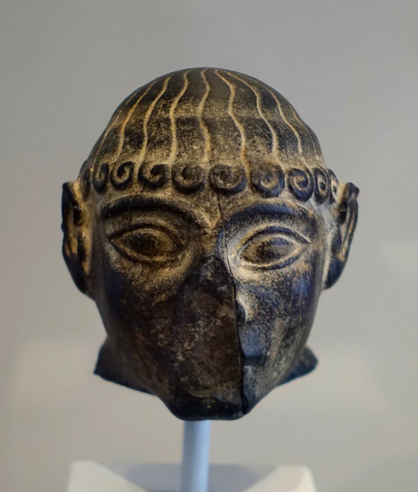 Head of a warrior, Akkadian, c. 2340-2180 BC, dark limestone - Sackler Museum - Harvard University - DSC01749