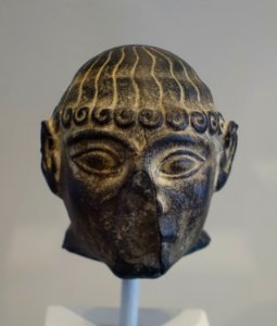 Head of a warrior, Akkadian, c. 2340-2180 BC, dark limestone - Sackler Museum - Harvard University - DSC01749