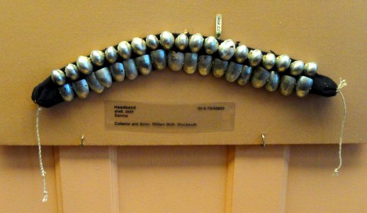 Headband, Samoa, shell and cloth - Pacific collection - Peabody Museum, Harvard University - DSC05760