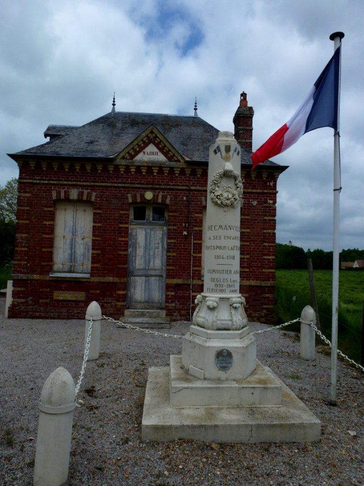 Hecmanville (Eure, Fr) ancienne maire et mon. aux morts