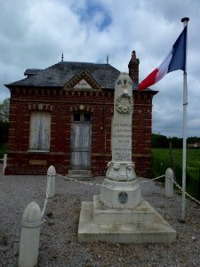 Hecmanville (Eure, Fr) ancienne maire et mon. aux morts