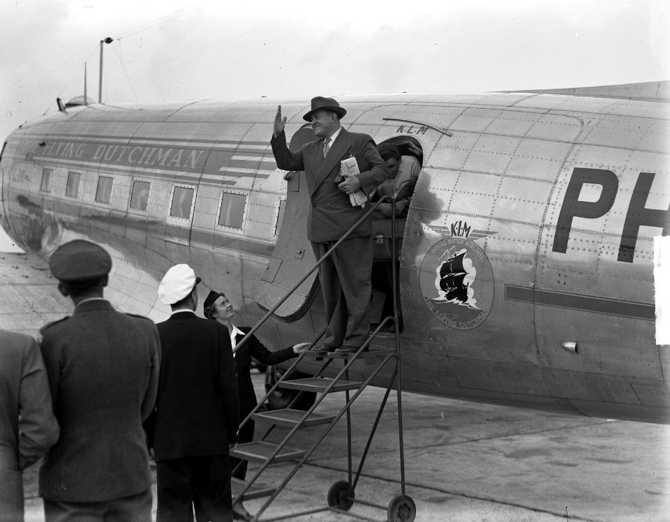 Hedenavond arriveerde op Schiphol mevrouw Westerling, in gezelschap van de heer , Bestanddeelnr 904-1486