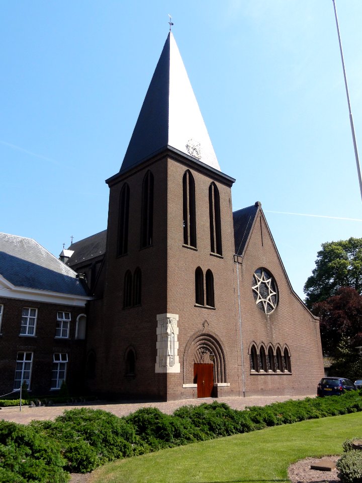 Heeswijk abdij Berne, Rijksmonument 520574 abdijkerk schuin van voren