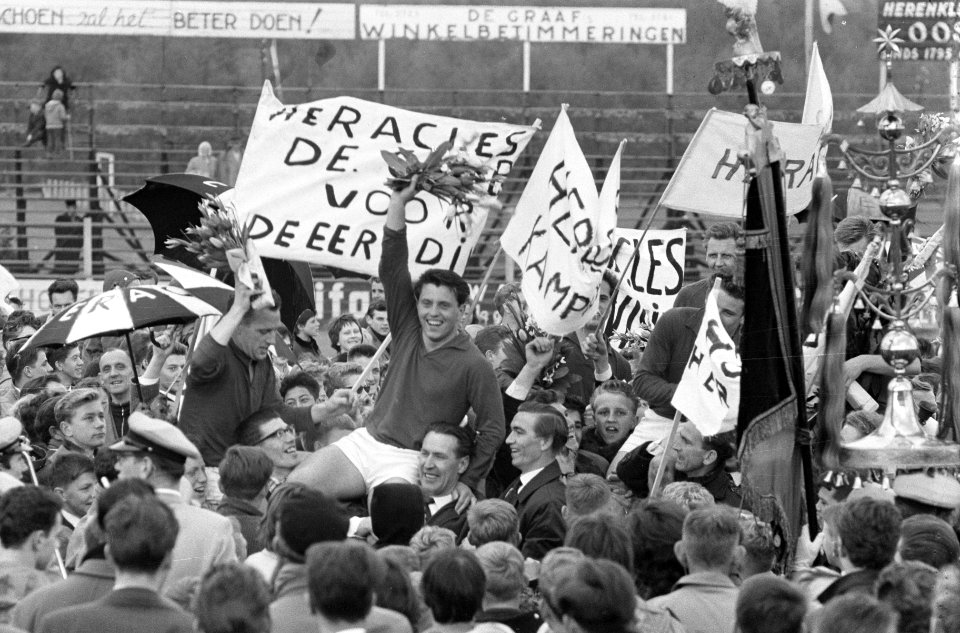 Heerenveen tegen Heracles 0-1 (Heracles kampioen Eerste Divisie) Spelers op de , Bestanddeelnr 913-9151