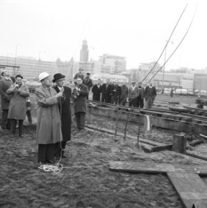 Heien van de eerste paal voor de metrobouw te Rotterdam. Mr. A. H. C. Gieben , s, Bestanddeelnr 911-7741