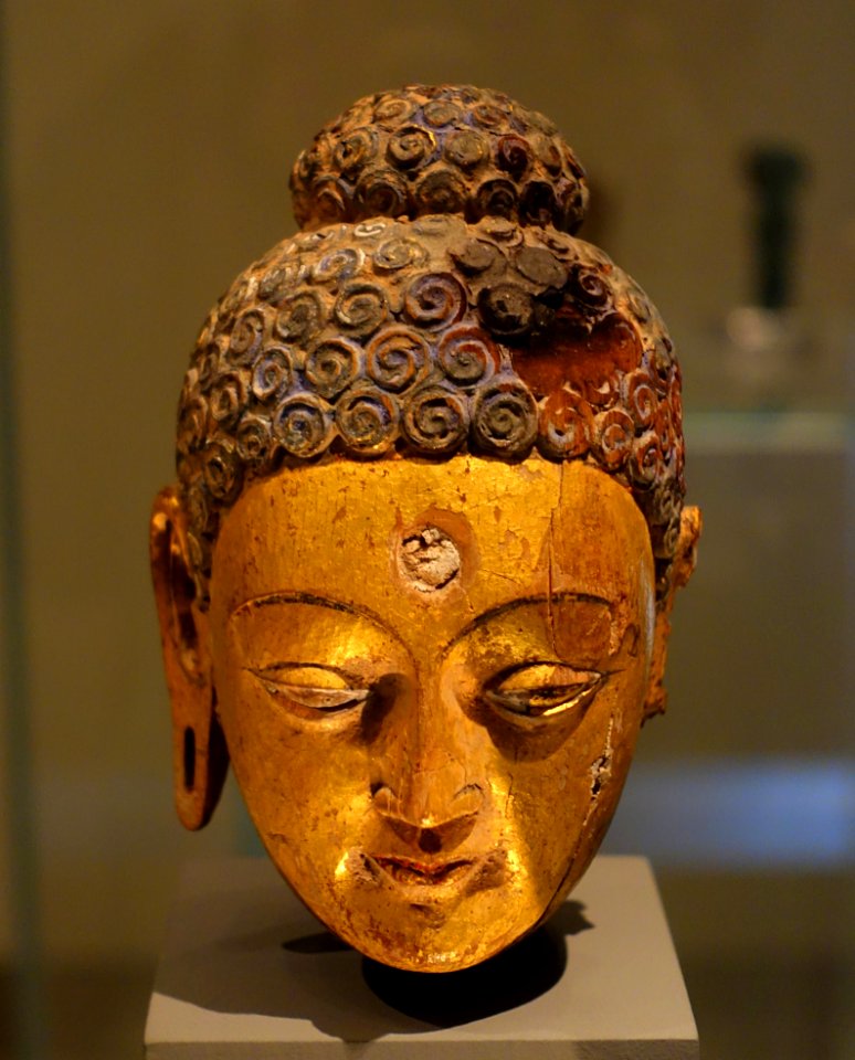 Head of a Buddha, Tumshuk, probably 5th-6th century AD, painted and gilded wood - Ethnological Museum, Berlin - DSC01437