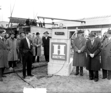 Heien eerste paal fa. Honeywell Amsterdam West, Bestanddeelnr 907-1022
