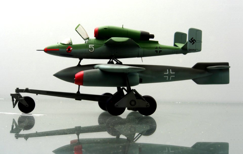 HE 162 mit Bombe pic2