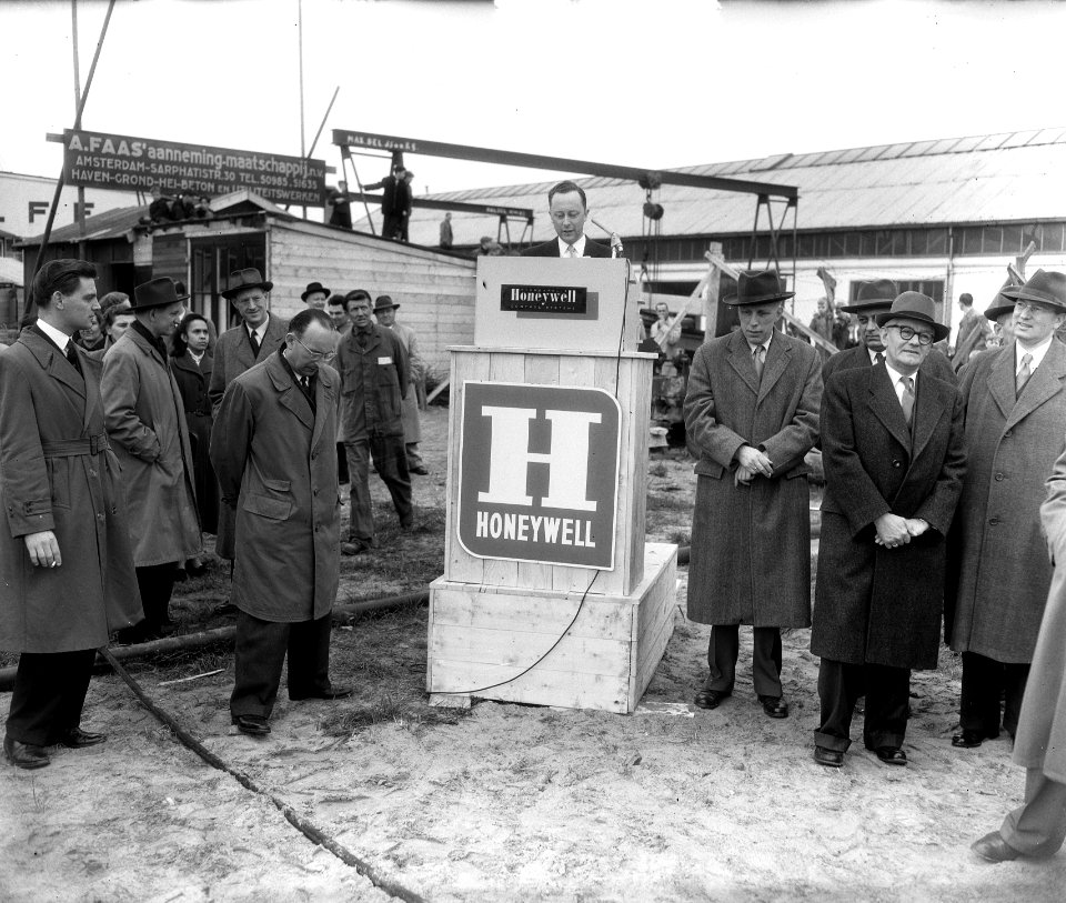 Heien eerste paal fa. Honeywell Amsterdam West, Bestanddeelnr 907-1017