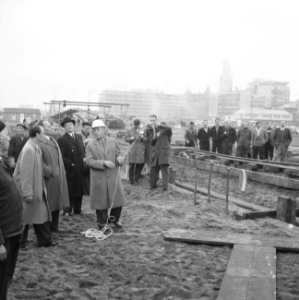 Heien van de eerste paal voor de metrobouw te Rotterdam. Mr. A. H. C. Gieben , s, Bestanddeelnr 911-7739