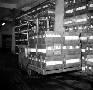 Heftruk met een pallet vol met kratten gevuld met flessen melk, Bestanddeelnr 252-9076