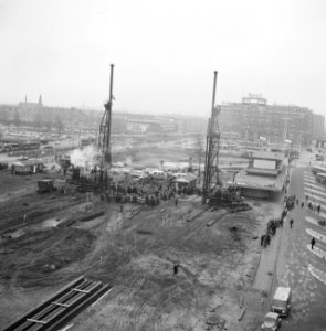 Heien van de eerste paal voor de metrobouw te Rotterdam overzicht tijdens het sl, Bestanddeelnr 911-7736