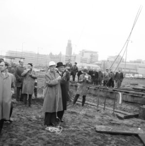 Heien van de eerste paal voor de metrobouw te Rotterdam. Mr. A. H. C. Gieben , s, Bestanddeelnr 911-7738