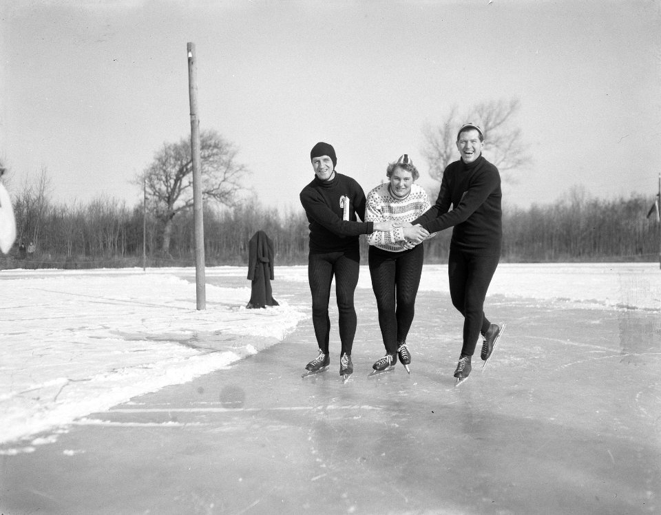 Heilo oude schaatsrijders weer op de baan Buyen (links), Langendijk (rechts), me, Bestanddeelnr 907-5734
