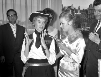 Heidi Bruhl met Ria Valk in het Hotel l'Europe, Bestanddeelnr 912-3470