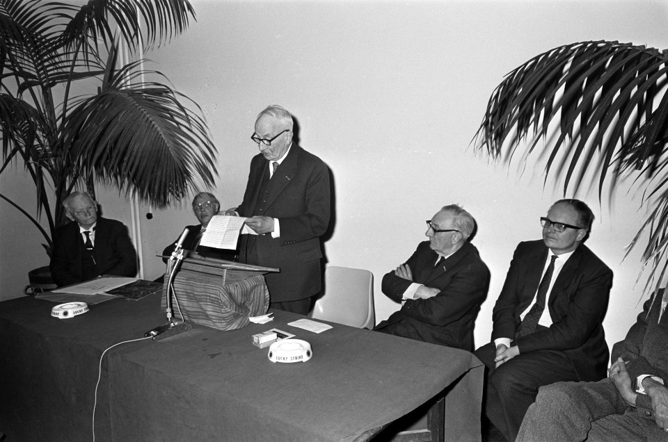 Heimans en Thijsseprijs uitgereikt aan Bert Garthoff (rechts) en Kees Hana in Ar, Bestanddeelnr 919-1783