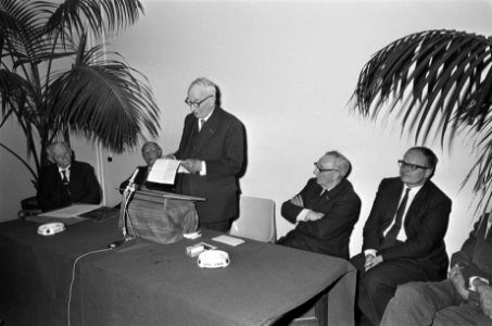 Heimans en Thijsseprijs uitgereikt aan Bert Garthoff (rechts) en Kees Hana in Ar, Bestanddeelnr 919-1783