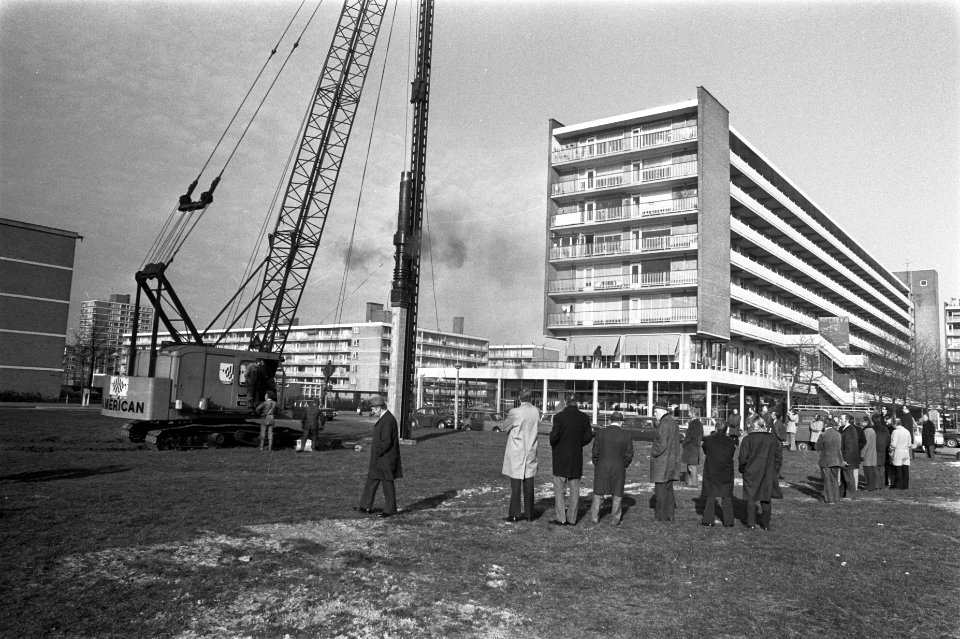 Heimachine met genodigden op de voorgrond, Bestanddeelnr 926-9999