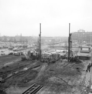 Heien van de eerste paal voor de metrobouw te Rotterdam overzicht tijdens het sl, Bestanddeelnr 911-7734