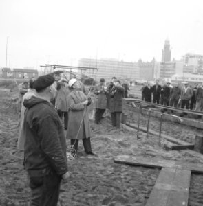 Heien van de eerste paal voor de metrobouw te Rotterdam. Mr. A. H. C. Gieben , s, Bestanddeelnr 911-7740