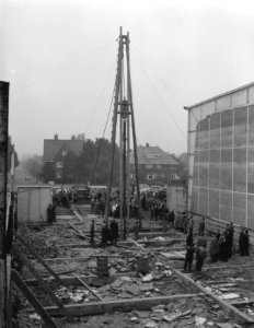 Heien van de eerste paal voor wederopbouw van bioscoop Du Midi te Amsterdam, Bestanddeelnr 909-9363