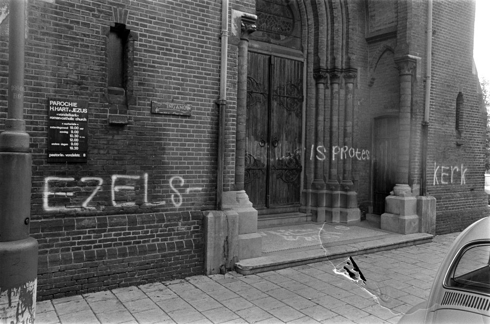 Heilig Hart kerk Amsterdam beklad naar aanleiding van de huldiging van G. K. van, Bestanddeelnr 922-9090