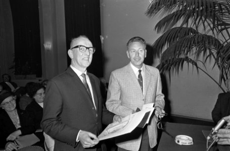Heimans en Thijsseprijs uitgereikt aan Bert Garthoff (rechts) en Kees Hana in Ar, Bestanddeelnr 919-1781