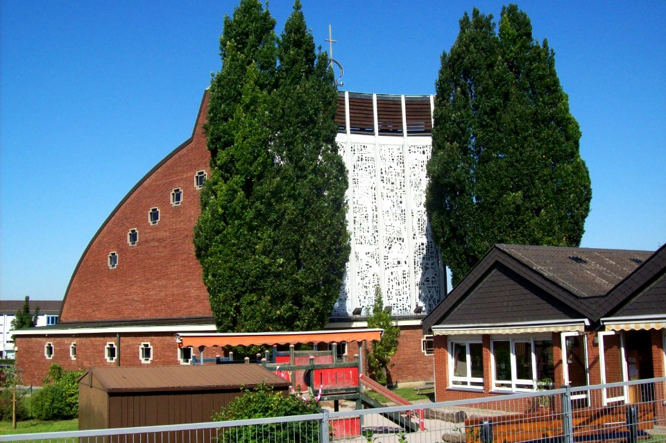 Heilig Kreuz Kirche Bensheim-Auerbach 01