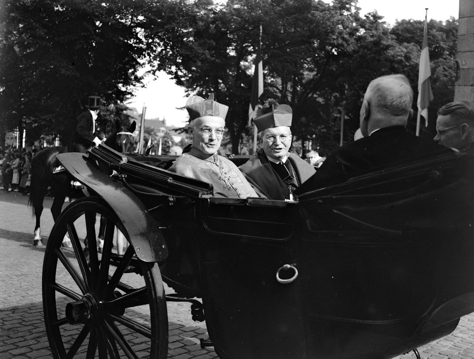 Heiligdomsvaart Maastricht, aartsbisschop van Keulen Joseph Frings, rechts Mgr. , Bestanddeelnr 907-2275