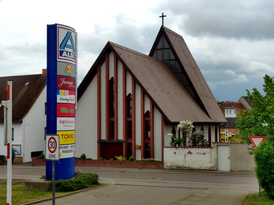 Heilige Familie (Malchow) mit Wegweiser