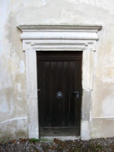 Heilig Kreuz am Kalvarienberg in Kaltern Seiteneingang