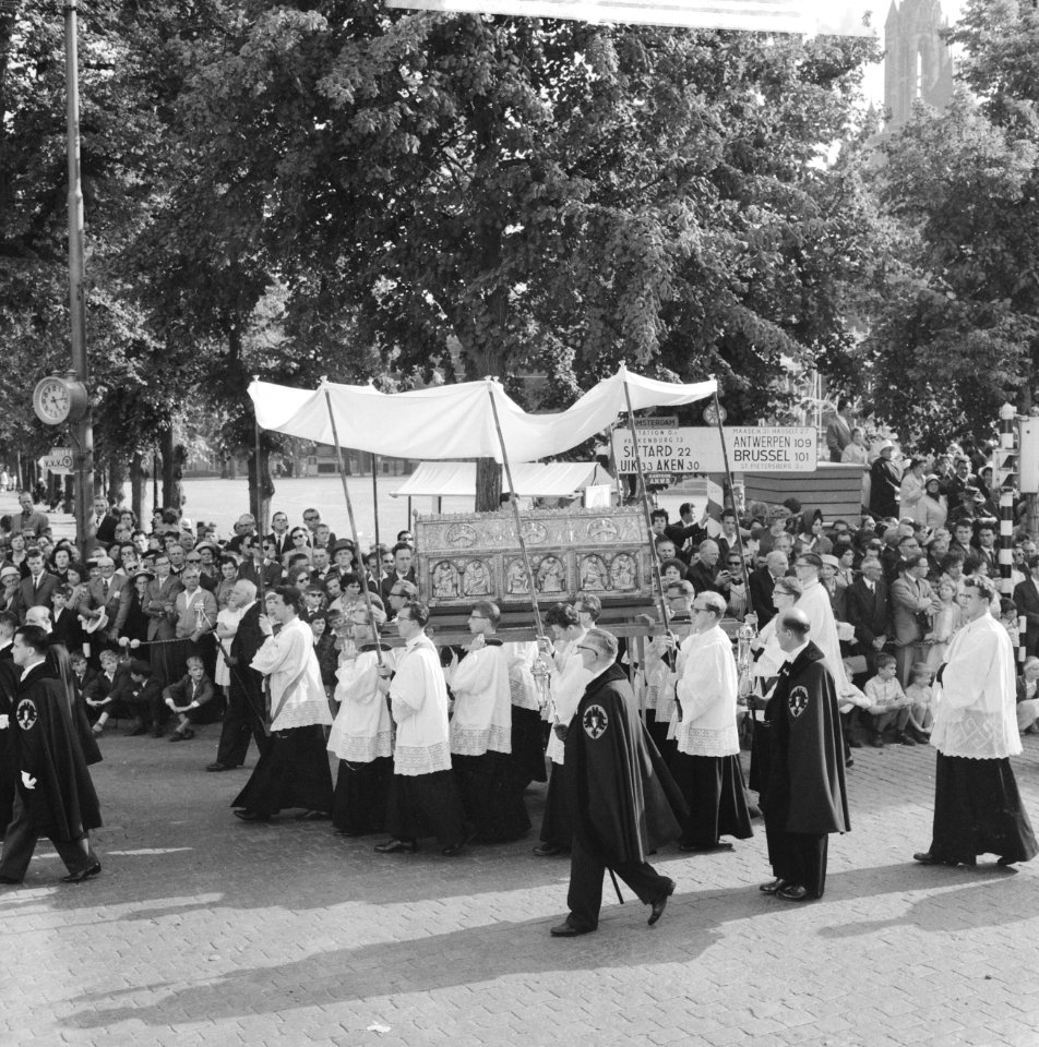 Heiligdomsvaart in Maastricht Processie Noodkist van St Servaes meegedragen, Bestanddeelnr 914-1111