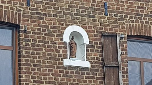 Heijenrath-Jezusbeeldje in gevel Kromsteeg 1 (4)