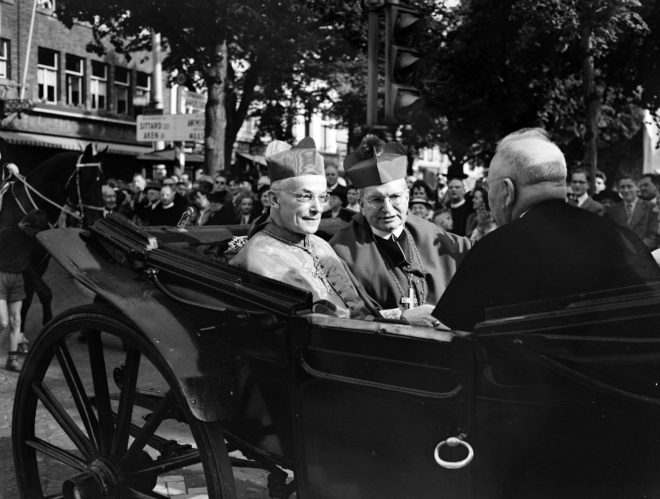 Heiligdomsvaart Maastricht, Links de aartsbisschop van Keulen Joseph Frings, rec, Bestanddeelnr 907-2273