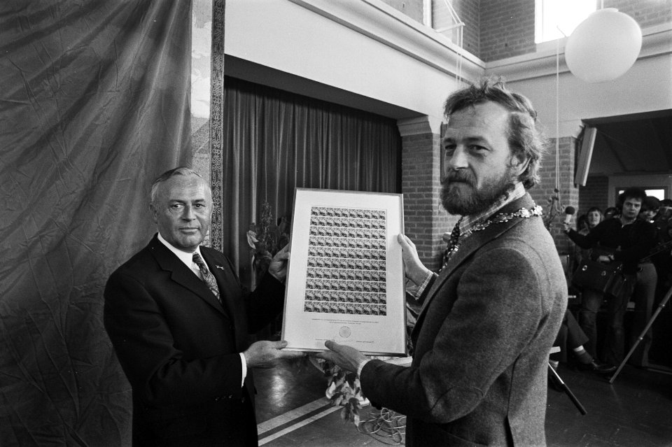 Heer Leeman (directeur generaal PTT) biedt jubileumzegels Amsterdam 700 aan aa, Bestanddeelnr 927-7787