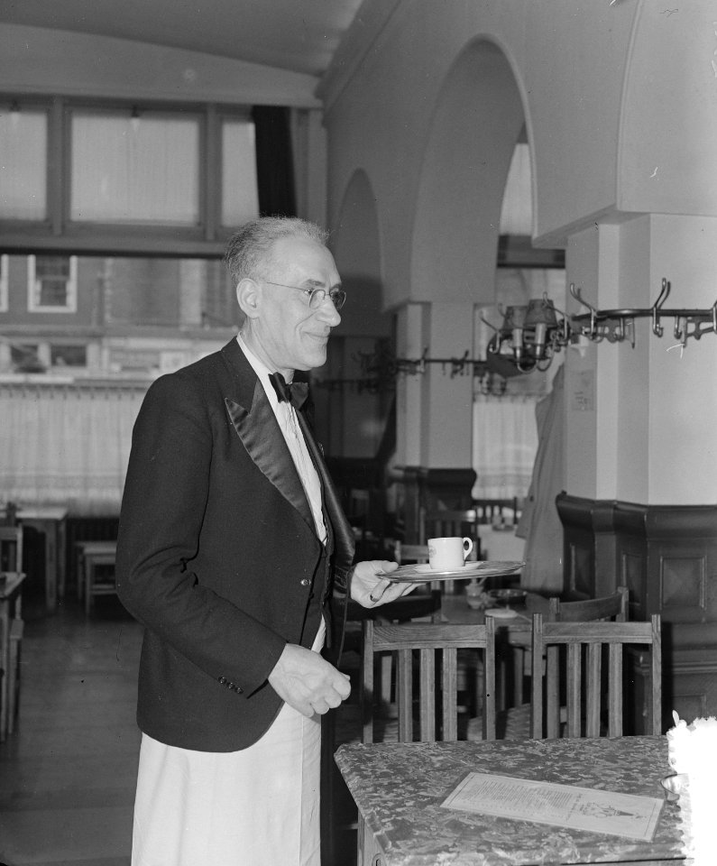Heer Koster 40 jaar restaurant kelner bij Port van cleve, Bestanddeelnr 906-3979