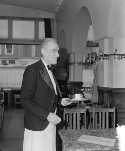 Heer Koster 40 jaar restaurant kelner bij Port van cleve, Bestanddeelnr 906-3979