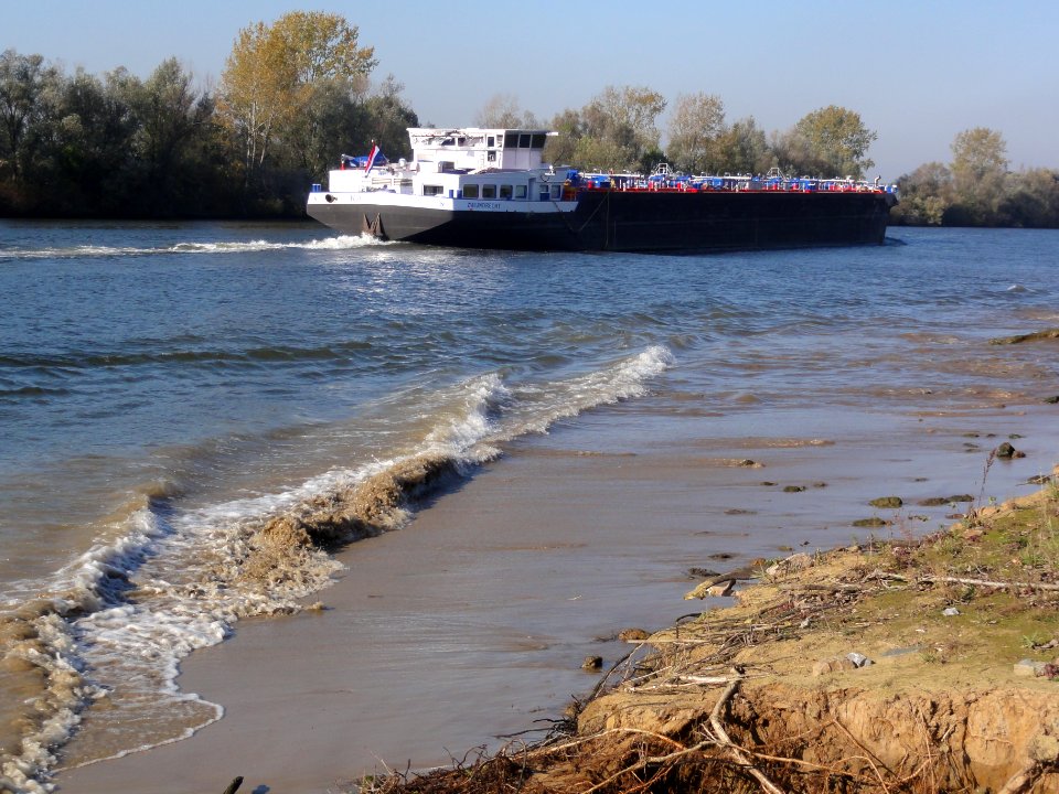 Heijen (Gennep) Zuidereiland, Maas met schip Kalahari Zwijndrecht en boeggolf