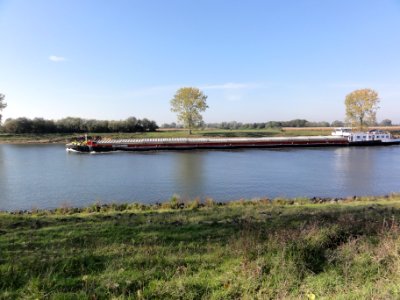 Heijen (Gennep) Zuidereiland, Maas en schip Graafstroom, op achtergrond Noordereiland