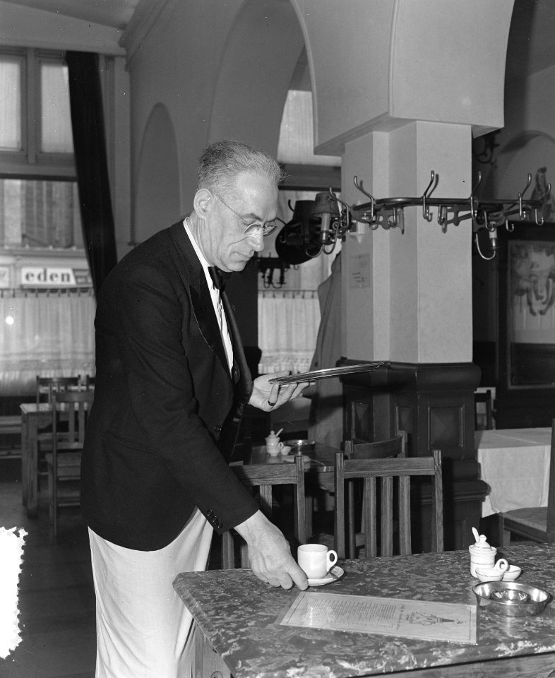 Heer Koster 40 jaar restaurant kelner bij Port van cleve, Bestanddeelnr 906-3978