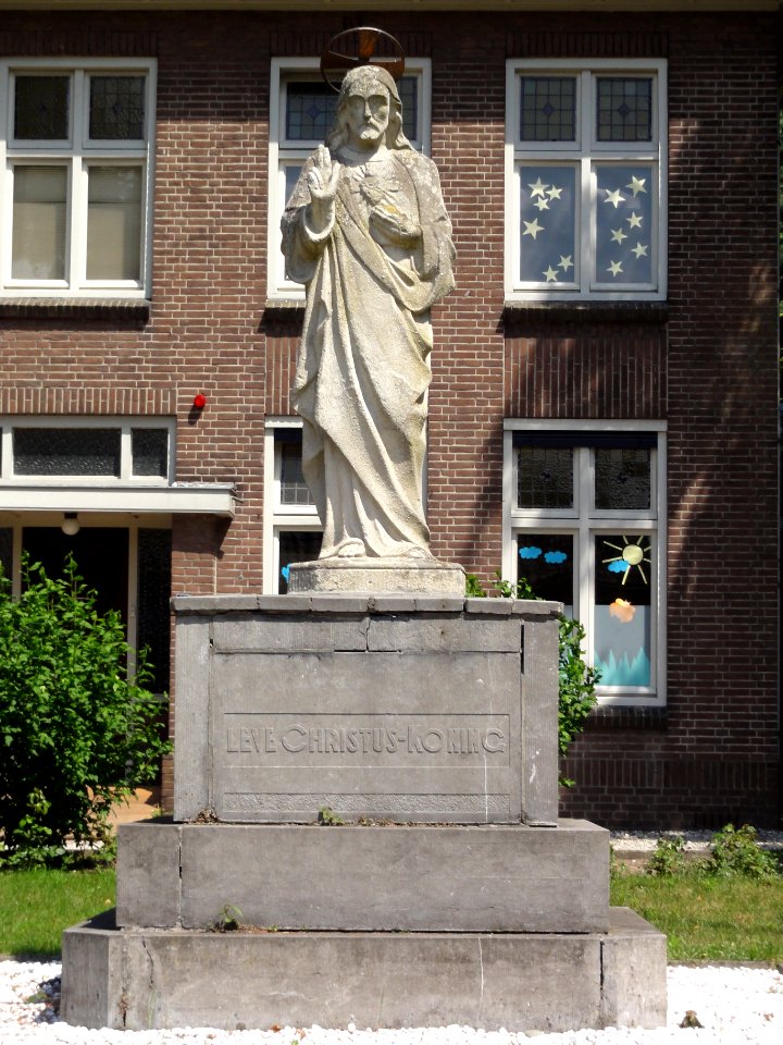 Heeswijk (Bernheze) H.Hartbeeld bij pastorie Willibrorduskerk
