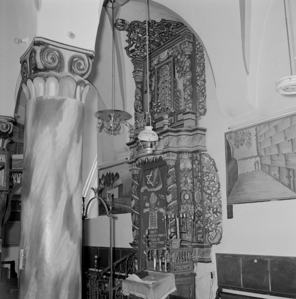 Heilige Arke van de Ashkenazi HaArisynagoge te Safad (Safed) met links een zuil , Bestanddeelnr 255-4029