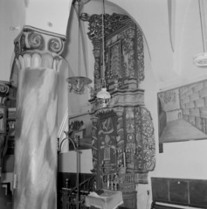Heilige Arke van de Ashkenazi HaArisynagoge te Safad (Safed) met links een zuil , Bestanddeelnr 255-4029