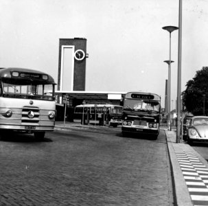 HUA-150035-Gezicht op het N.S.-station Almelo en het busstation te Almelo